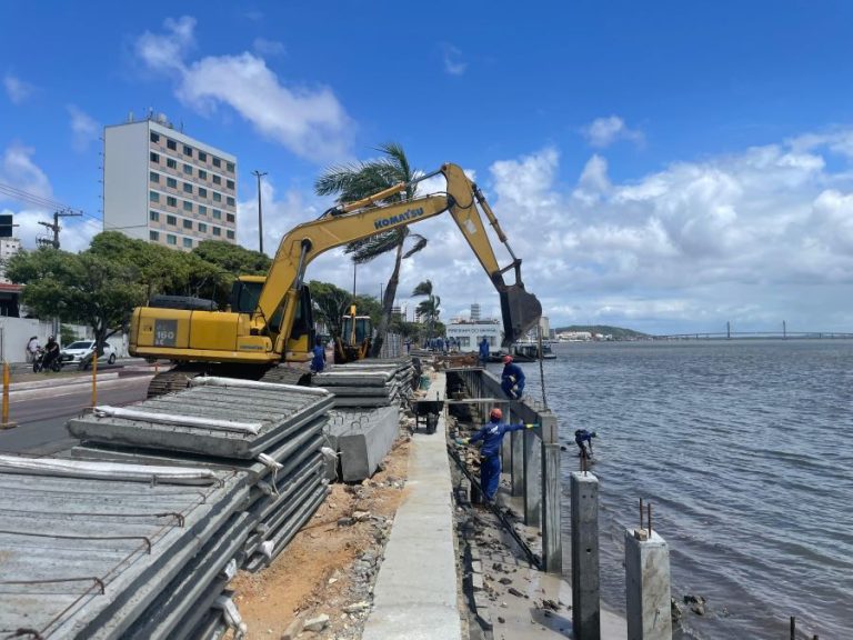 Segunda etapa de reforma dos passeios da Rua da Frente avança com implantação dos pisos em concreto