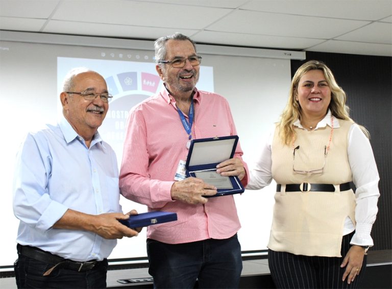 Secretário da Infraestrutura Sérgio Ferrari é homenageado por liderar a modernização da iluminação pública de Aracaju