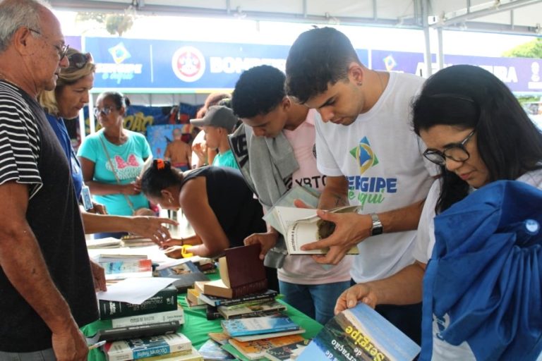 Deso distribui livros e incentiva leitura à população do município de Umbaúba